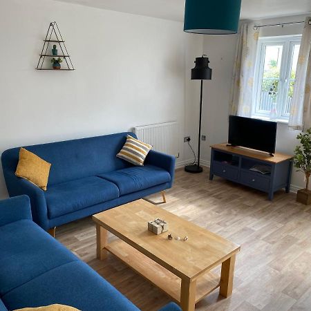 Stylish 3 Bed Home With Allocated Parking For 2 リスカード エクステリア 写真