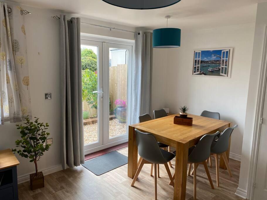 Stylish 3 Bed Home With Allocated Parking For 2 リスカード エクステリア 写真