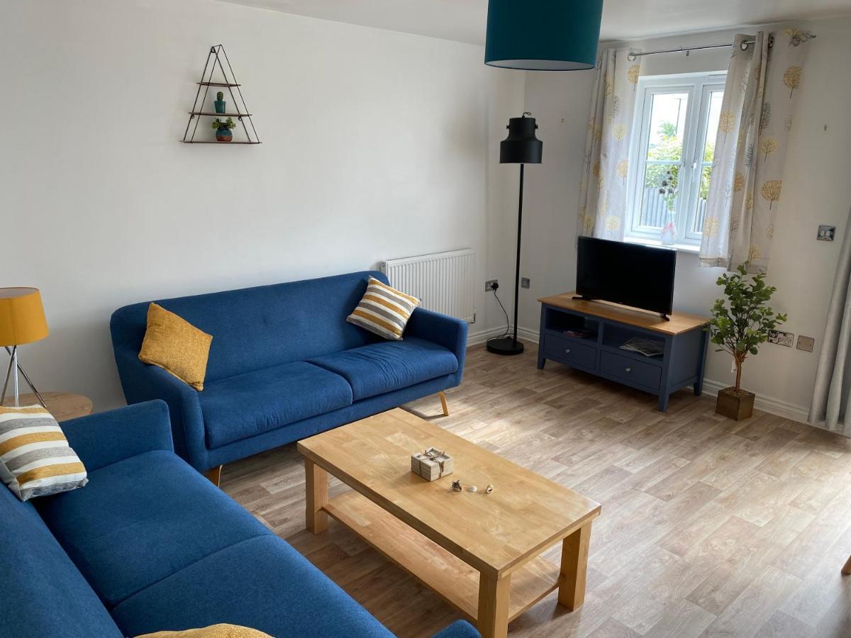 Stylish 3 Bed Home With Allocated Parking For 2 リスカード エクステリア 写真