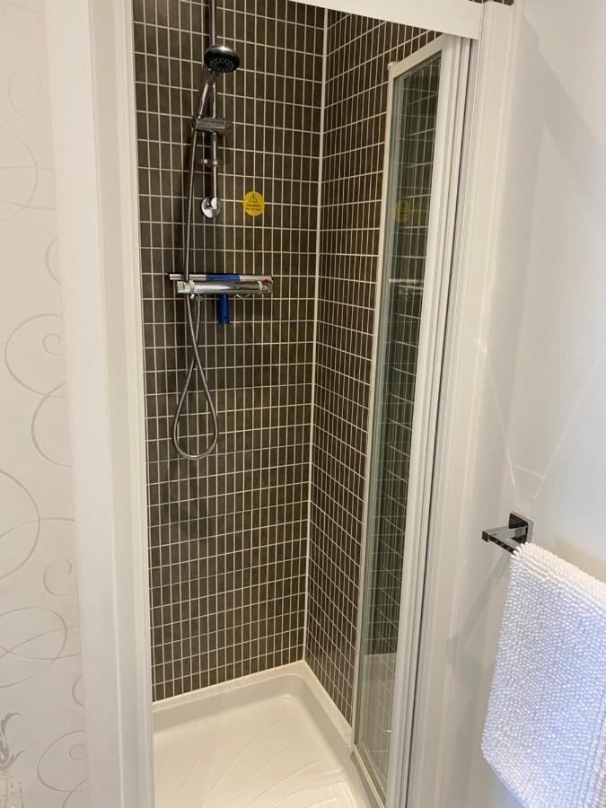 Stylish 3 Bed Home With Allocated Parking For 2 リスカード エクステリア 写真